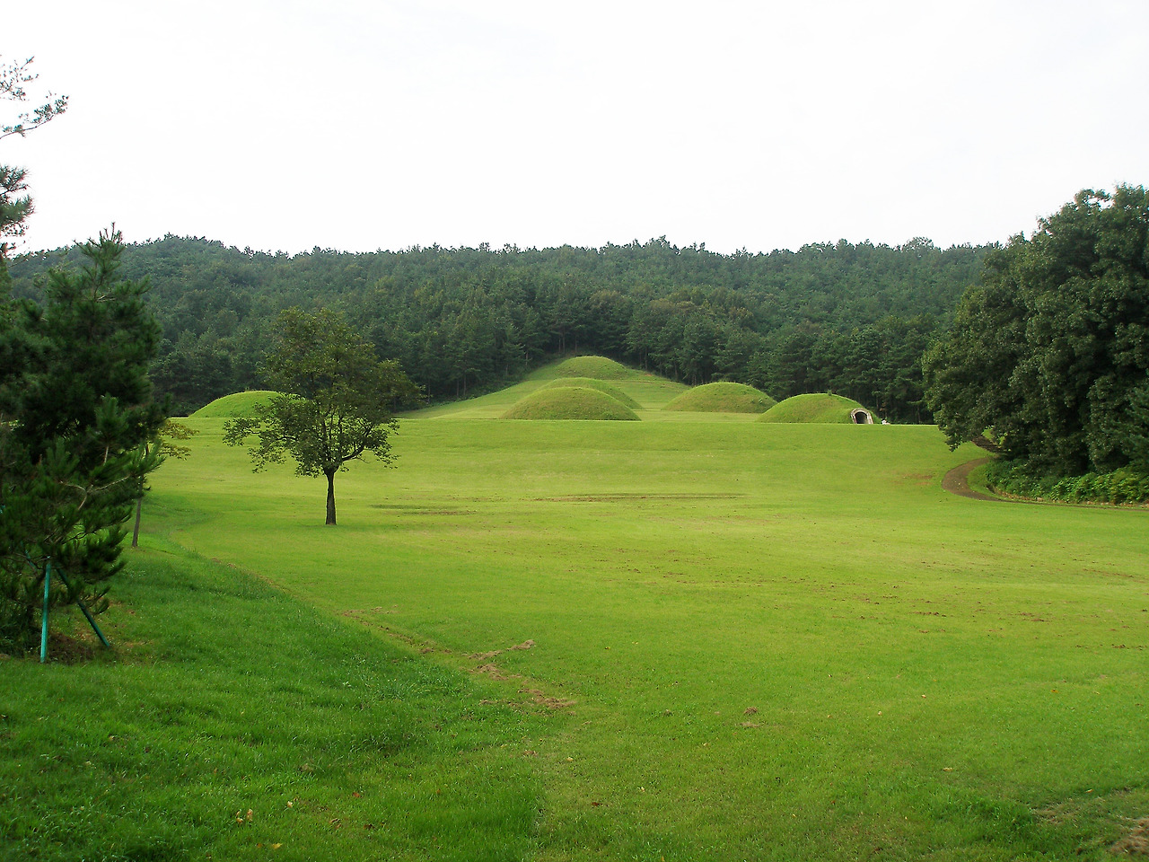 Tombs_in_Neungsan-ri%2C_Buyeo%2C_Korea.jpg