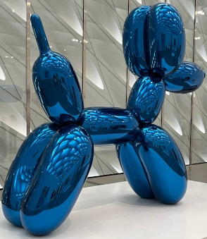 Balloon_Dog_(Blue)_by_Jeff_Koons,_The_Broad.jpg