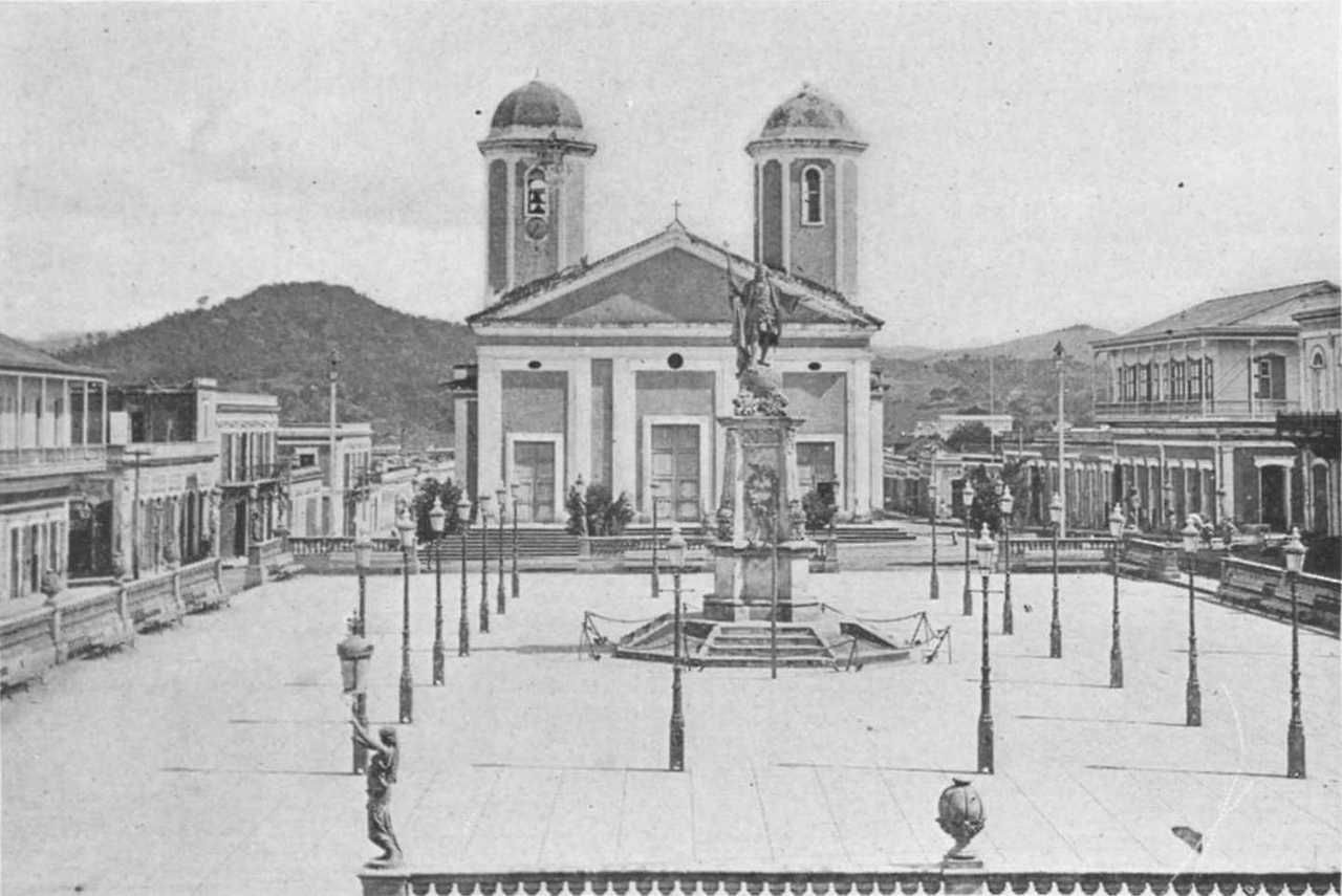 Plaza_Colón_and_Nuestra_Señora_de_la_Candelaria_c1898_-_Mayagüez_Puerto_Rico 콜론 광장 과 Nuestra Señora de la Candelaria 교회 . 원본 출판물의 캡션 교회를 바라보고 있는 Mayaguez의 Plaza Principal..jpg