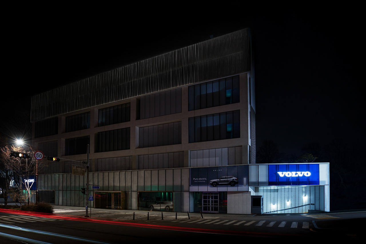 볼보 C40리차지 광고 모델, 진짜 사람 아니었다고 (4).jpg