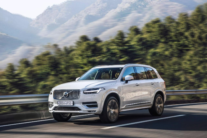 사진자료_볼보자동차 XC90 B6 AWD 인스크립션 주행컷.jpg