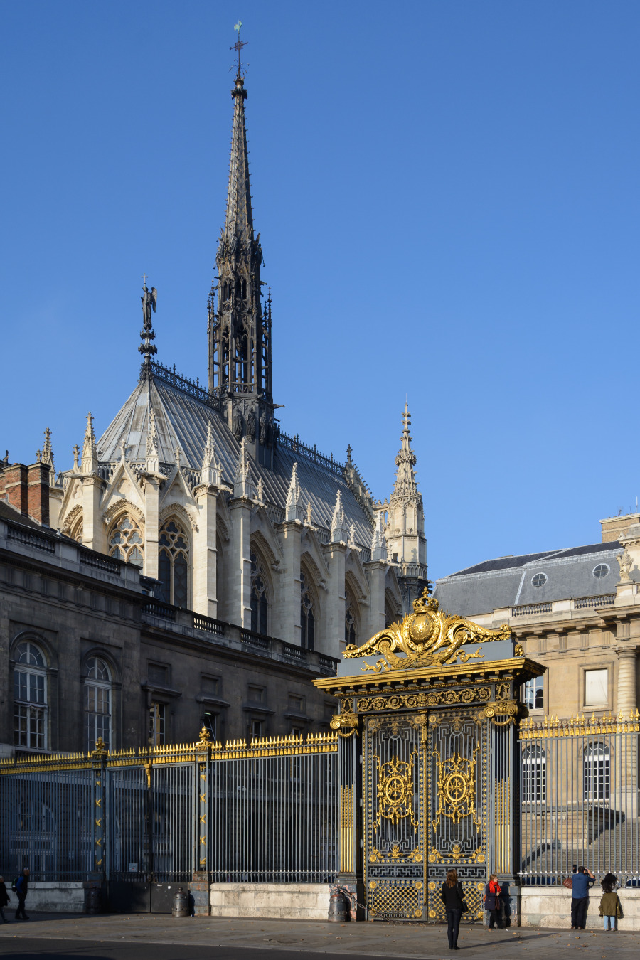 Paris_Sainte_Chapelle_East_View_02.jpg