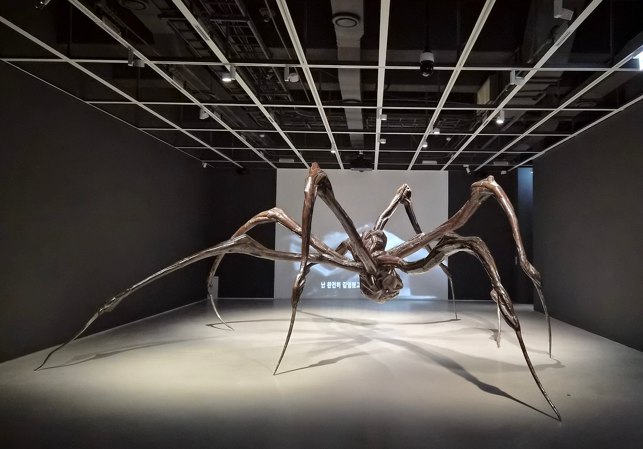 루이즈 부루주아-웅크린 거미-2003.jpg