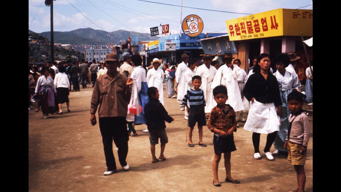 1966년부산중구중앙동상품박람회장의사람들_출처_한국저작권위원회_2018공유저작물DB수집.jpg