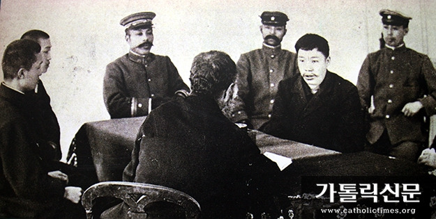 면회 중인 안중근과 두 동생, 빌렘 신부 (가톨릭신문).jpg