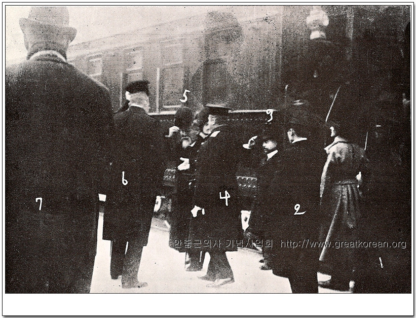 기차에서 내리는 이토 히로부미 (안중근의사 기념사업회).jpg