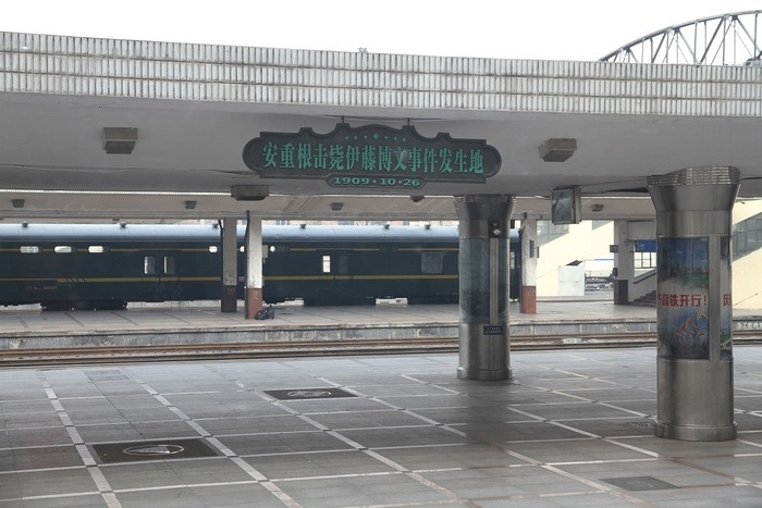 바닥에는 이토 히로부미와 안중근의 위치가 각각 화살표로 표시되어 있고, 천장에는 하얼빈 의거일 1909년 10월 26일을 가리키는 표식판이 설치되어 있다. (by 안중근평화신문).jpg