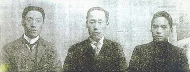 하얼빈 의거 3일 전, 자오린 공원 근방 사진관에서 찍은 안중근, 우덕순, 유동하 사진 (국가보훈부 공훈전자사료관).jpg