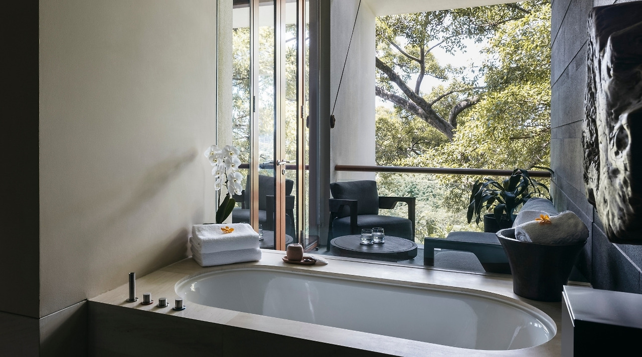 Capella_Singapore_Premier_Garden_bathroom.jpg