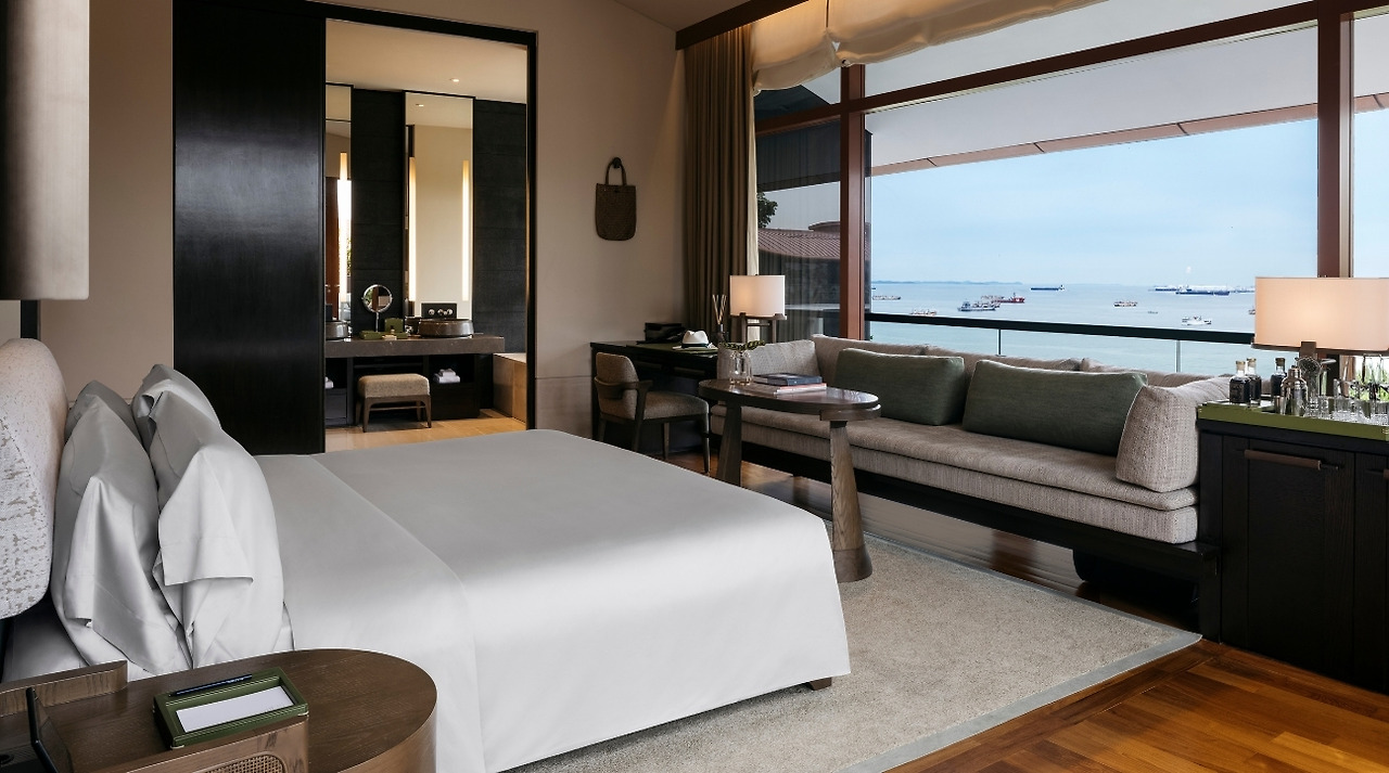 Capella_Singapore_N_Premier_Seaview_Room.jpg