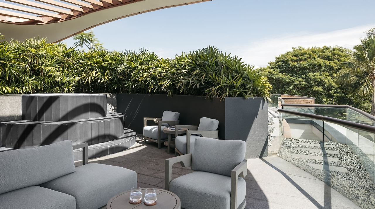 Capella_Singapore_Constellation_Outdoor_Jacuzzi.jpg