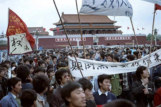 Protester_in_Tiananmen_Square_in_1989 AlcorBlack2.jpg