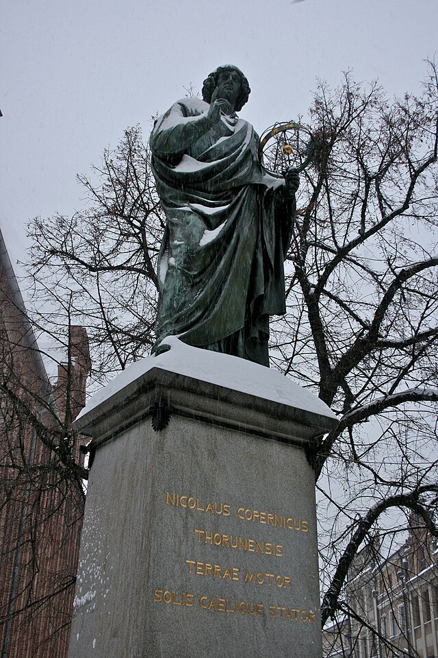 Toruń_Nicolaus_Copernicus_Monument_in_the_snow.jpg