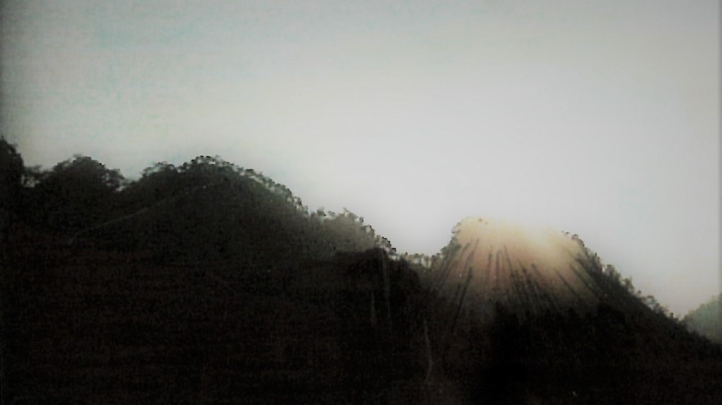 팔봉산-홍천강에서 올려다본 팔봉산.jpg