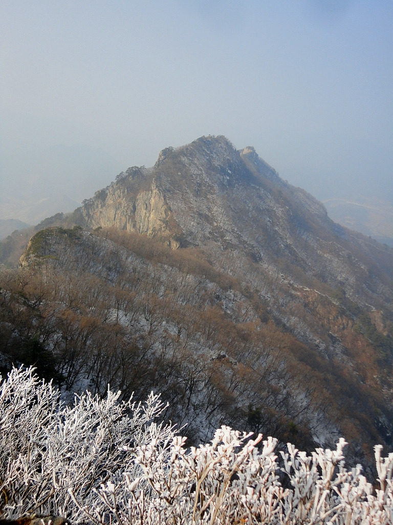 막바지 춘설, 은빛 눈꽃에 휘감긴 월악산 영봉 막바지 춘설, 은빛 눈꽃에 휘감긴  월악산 영봉