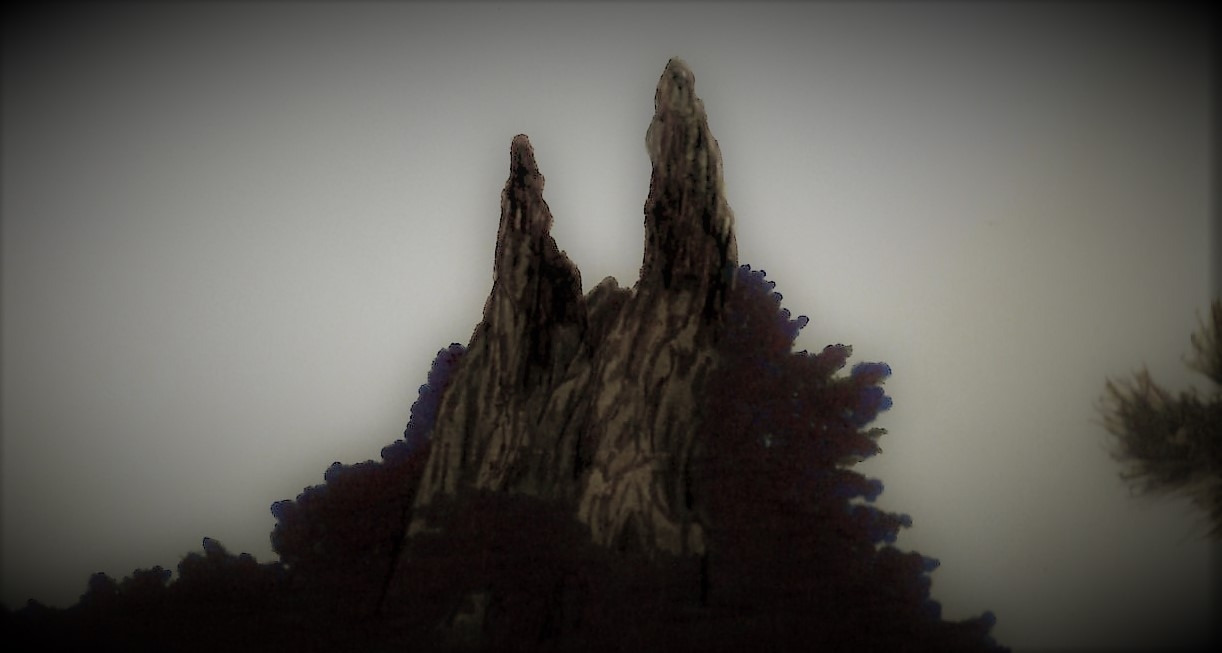 47. 조령산일대의 암봉들은 높고 솟대처럼 날카롭게 솟아있다.jpg