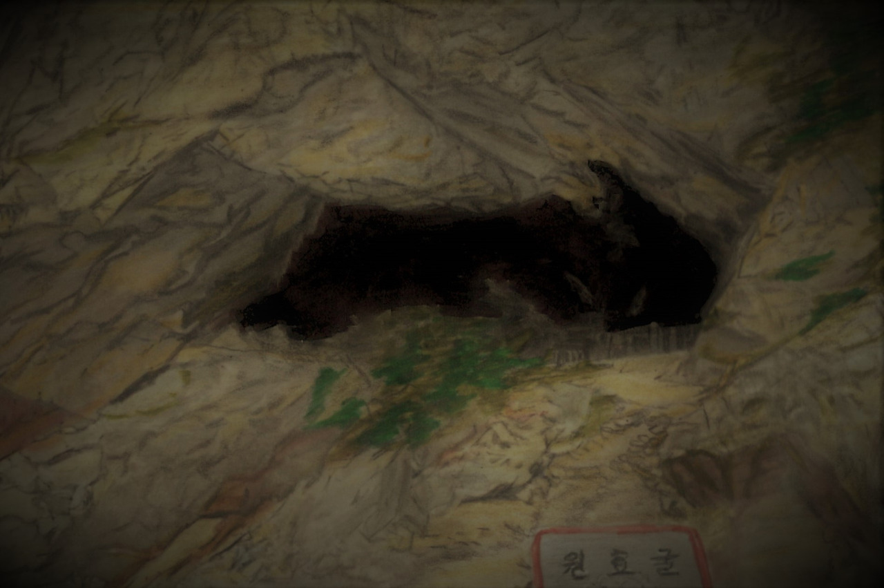 37. 극락삼존과 사천왕상이 있는 원효굴을 들여다본다.jpg