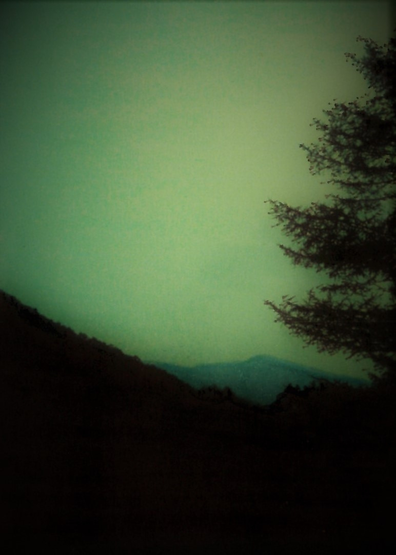 70. 능선에서 둘러보니 꽤나 광범위한 산세이다.jpg