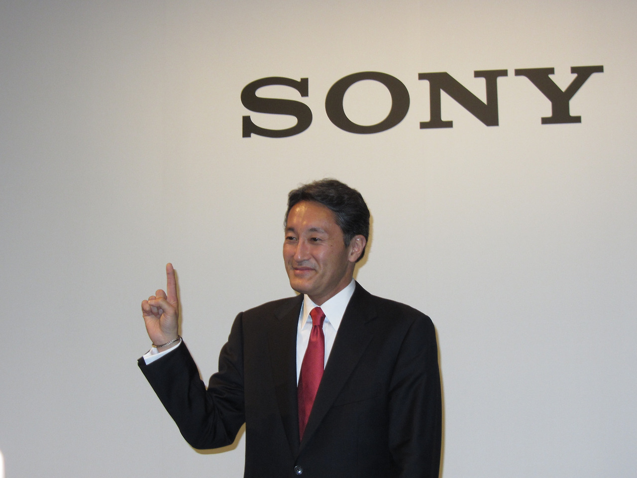 Kazuo_Hirai_and_Sony_logo_20120412.jpg