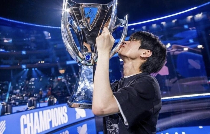 데프트 우승컵.jpg