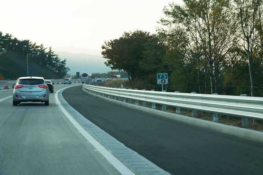 고속도로-도로-도로운전-초보운전-고속도로 소음-아스팔트 도로-콘크리트 도로-아스팔트-고속도로 세로줄-3.jpg