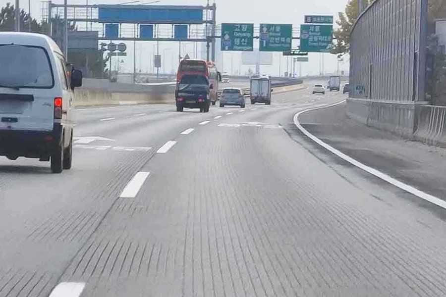 고속도로-도로-도로운전-초보운전-고속도로 소음-아스팔트 도로-콘크리트 도로-아스팔트-고속도로 세로줄-5.jpg