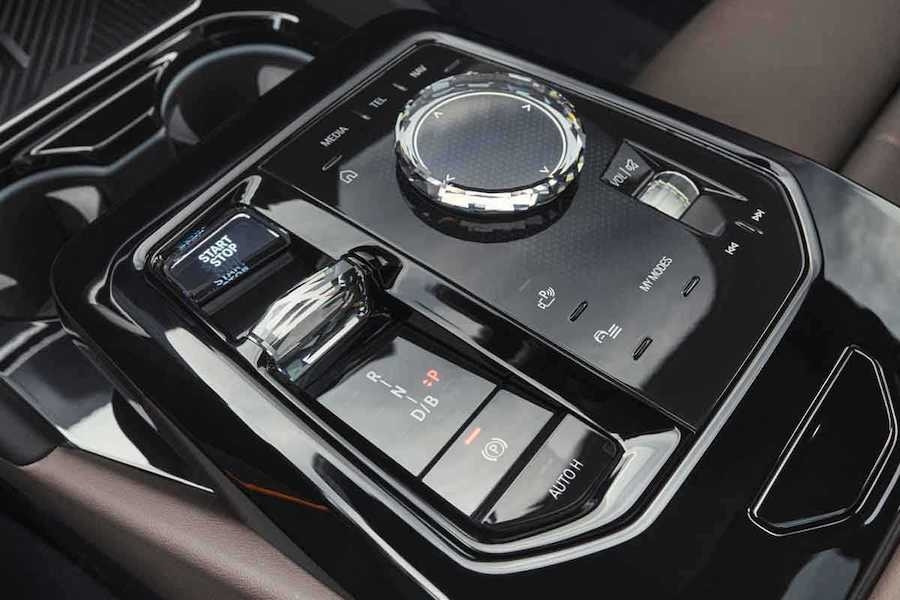 BMW-신차 소식-신형 5시리즈-5시리즈 풀체인지-5시리즈-BMW 5시리즈-신형 5시리즈 디자인-신형 5시리즈 성능-신형 5시리즈 공개-6.jpg