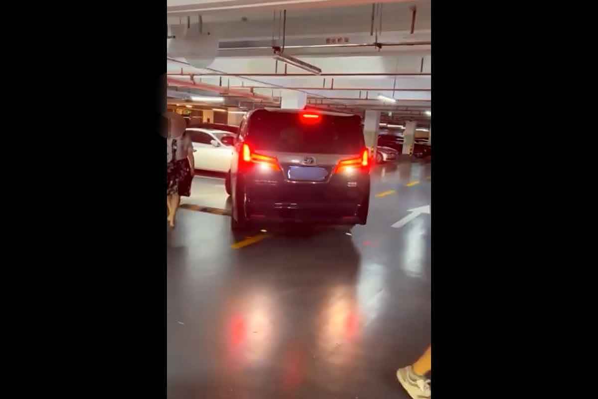 벤틀리 주차시비 2.jpg