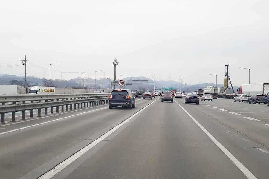 고속도로-도로-도로운전-초보운전-고속도로 소음-아스팔트 도로-콘크리트 도로-아스팔트-고속도로 세로줄-1.jpg