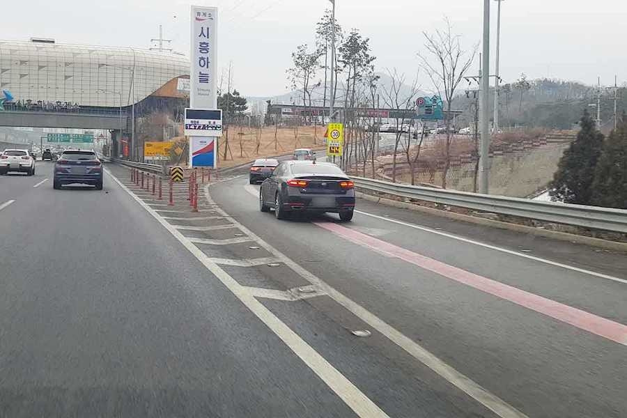 고속도로-도로-도로운전-초보운전-고속도로 소음-아스팔트 도로-콘크리트 도로-아스팔트-고속도로 세로줄-2.jpg