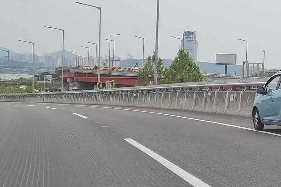 고속도로-도로-도로운전-초보운전-고속도로 소음-아스팔트 도로-콘크리트 도로-아스팔트-고속도로 세로줄-4.jpg