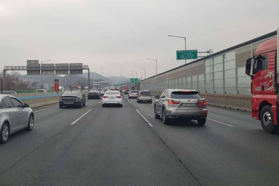 고속도로-정체-지정차로제-버스전용차로-차 막힘-운전-자동차-3.jpg