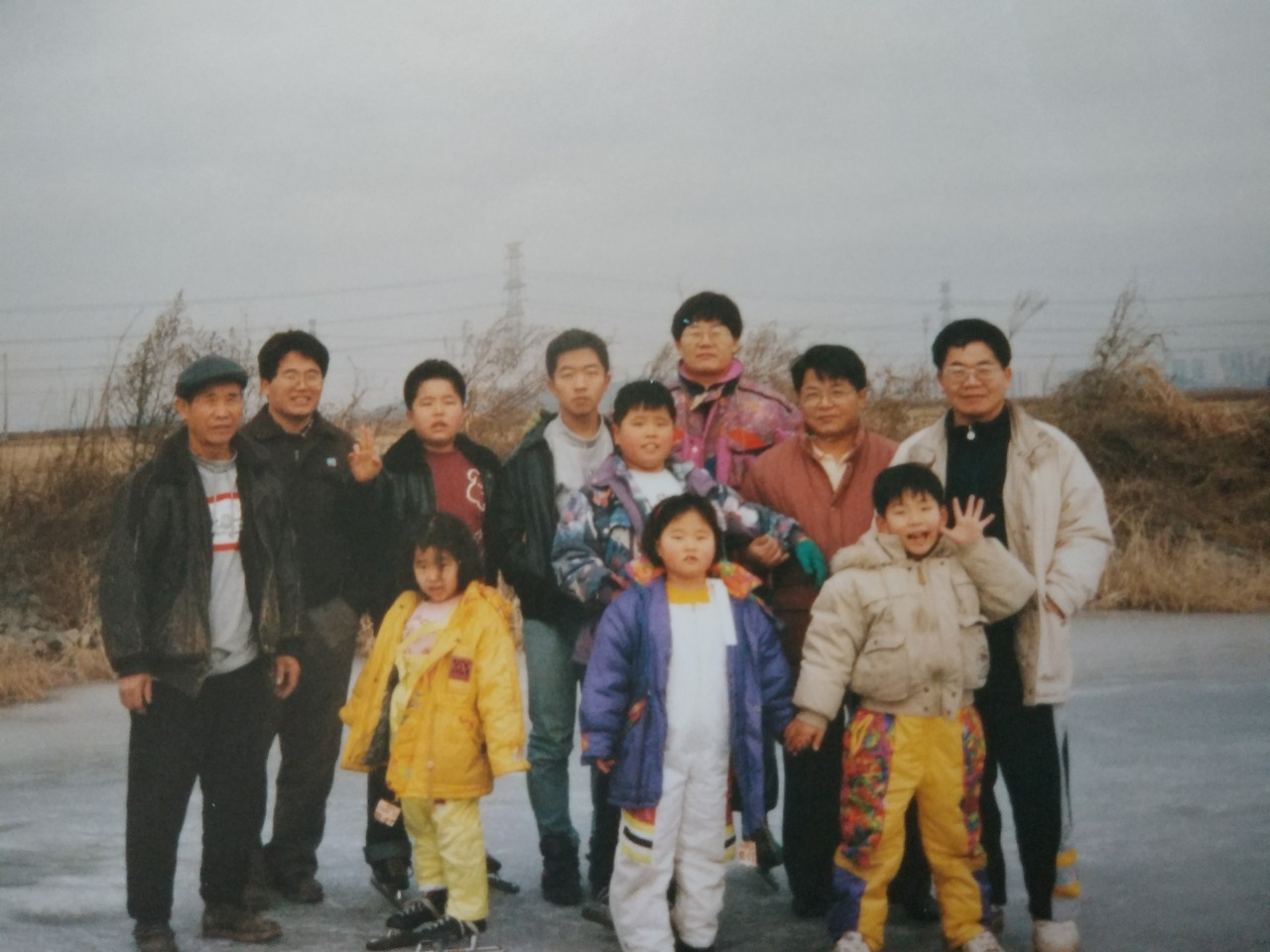 명절에 가족과 방죽에서.jpg