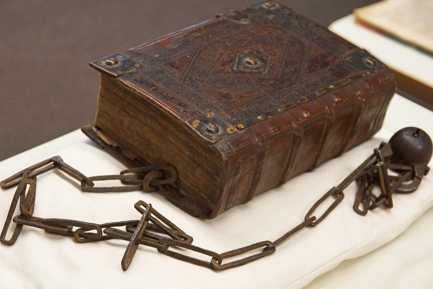 Guildhall Library - chained book.jpg