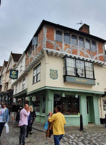 캔터베리 오랜 건물 (sun hotel).jpg