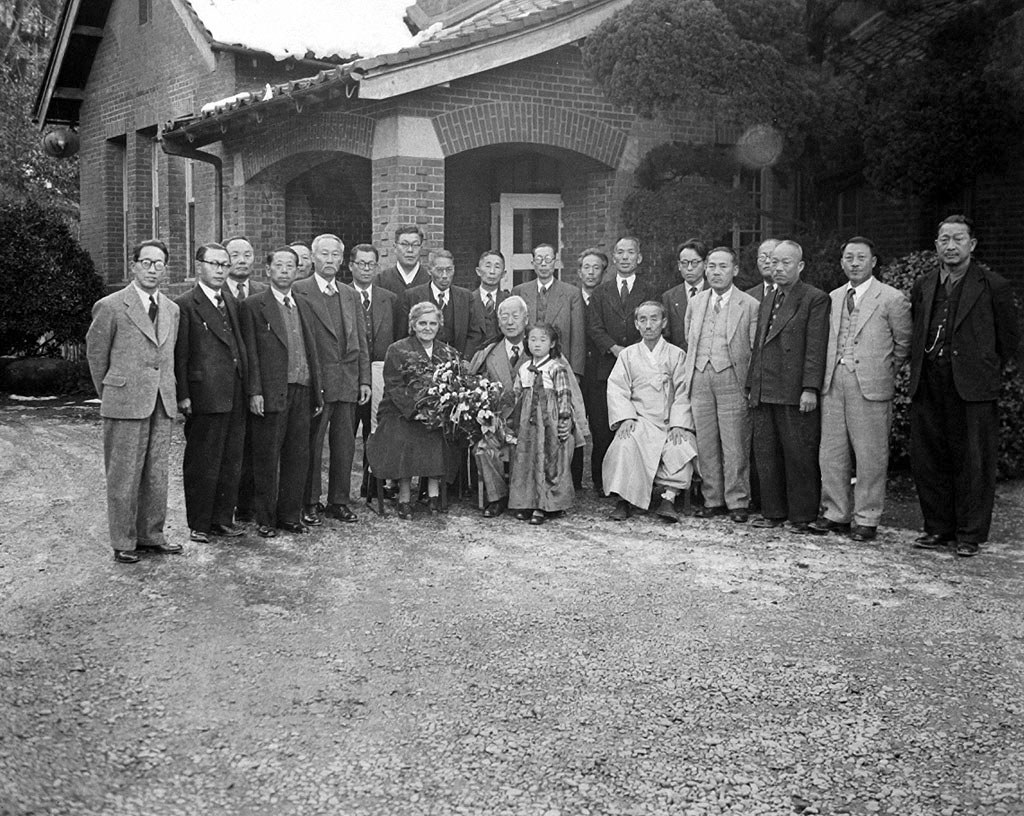 경무대_1-2. 이승만대통령사법관접견기념촬영(국가기록원).jpg