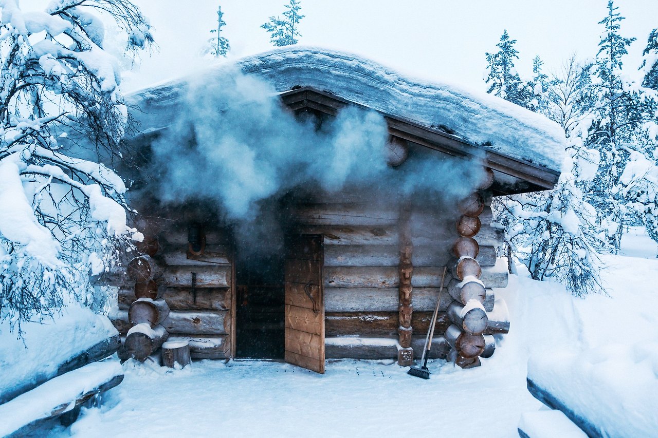 Kakslauttanen-heating-smokesauna-2.jpg