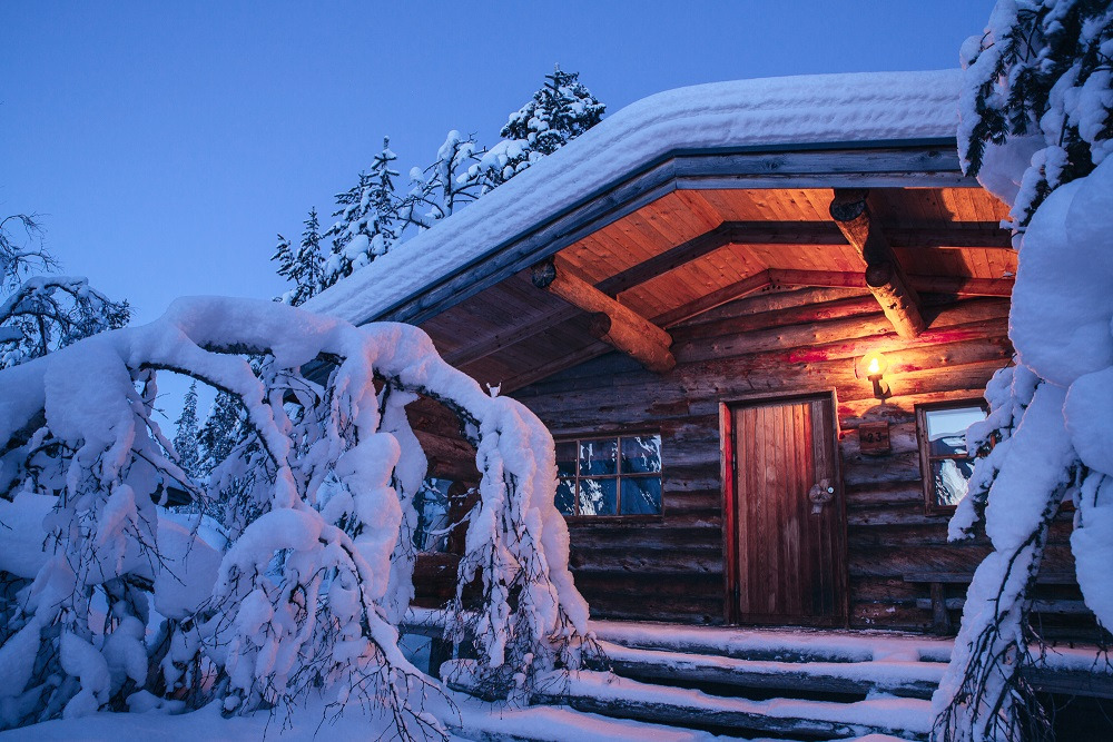 Kakslauttanen-log-cabin-evening.jpg