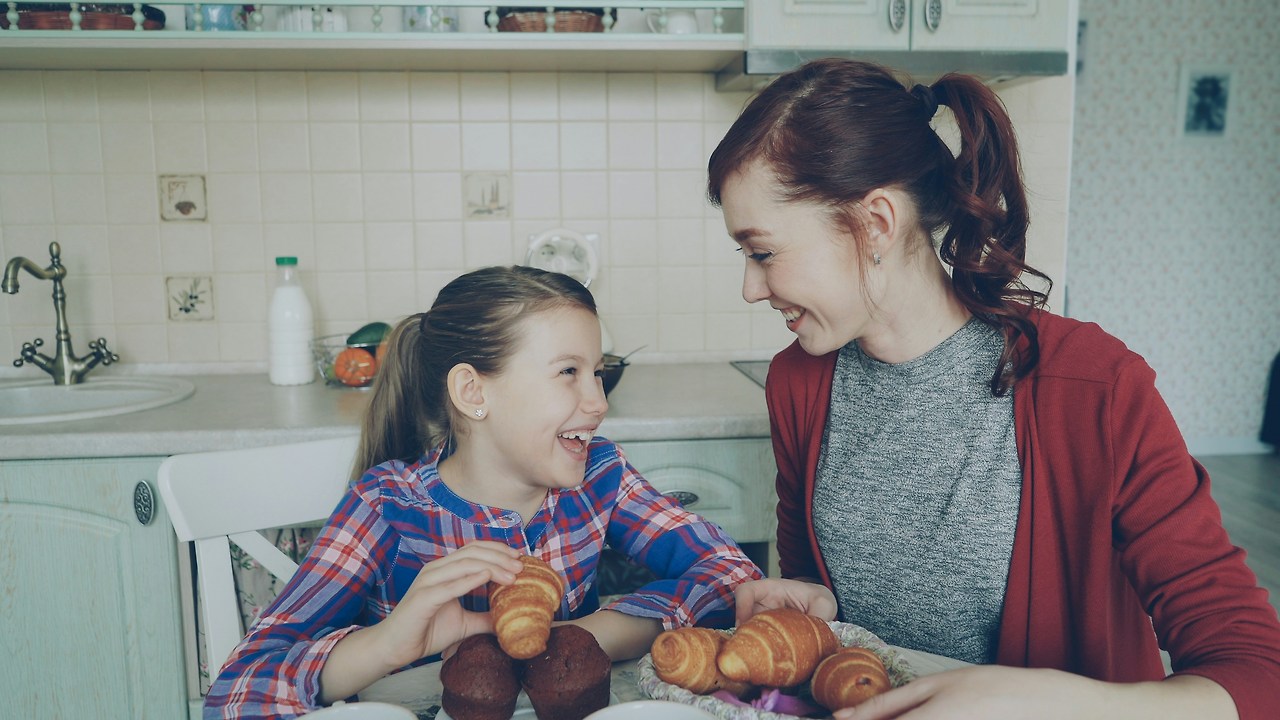 mother-child-kitchen-emotion-talk.jpg.jpg