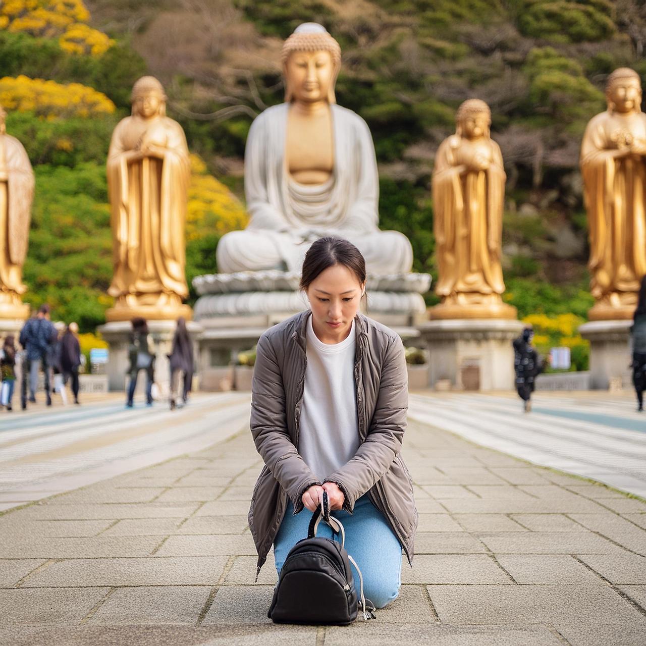 Firefly 절에서 불상 앞에서 근엄한 표정으로 108배를 하고있는 어머니 15494.jpg