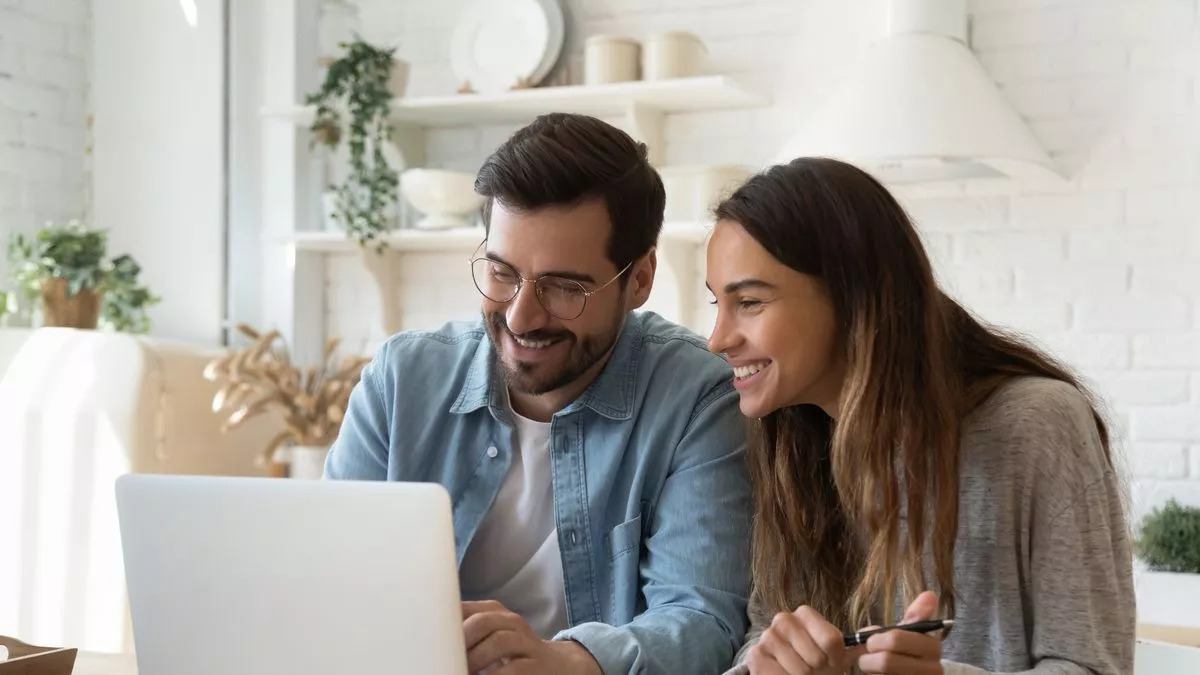 0_Happy-young-couple-paying-bills-online-in-computer-appjpg-cost.jpg