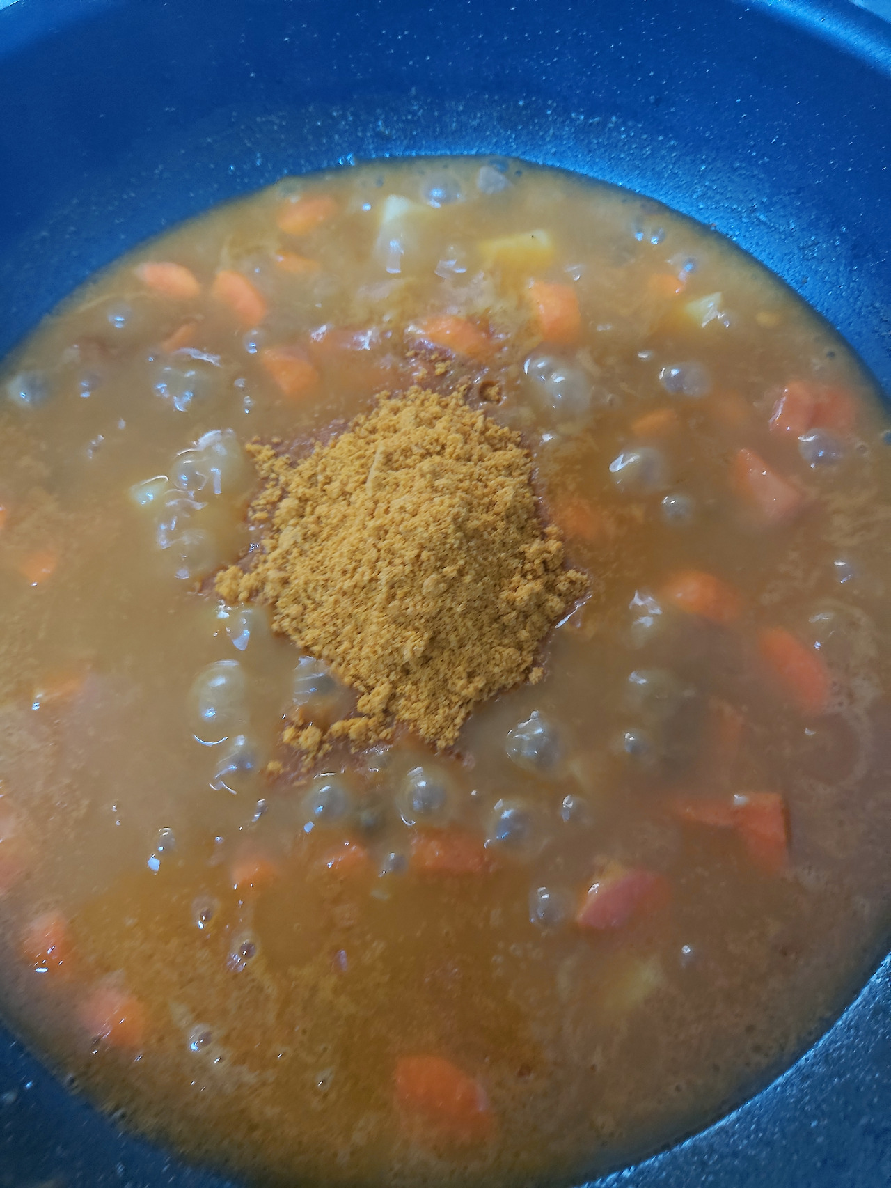 30-6. 물이 끓으면 카레 가루를 조금씩 넣고 저어서 풀어준다  20240824_183748.jpg