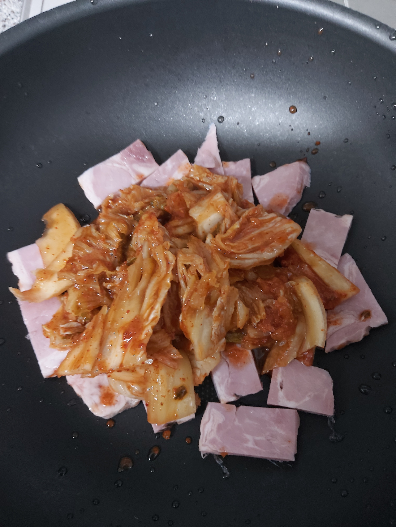 15-2. 베이컨 위에 김치를 얹는다. 20240825_211531.jpg