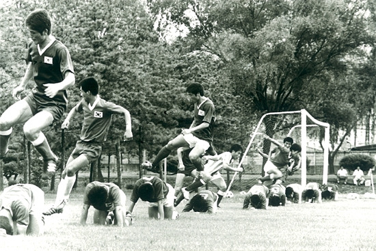 17-4. 1970년대 국가대표 축구팀의 훈련 모습.jpg