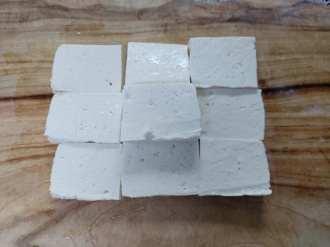 51-10. 두부 한 모를 1cm 남짓 두께의 정사각형 모양으로 자른다 20241007_090337.jpg