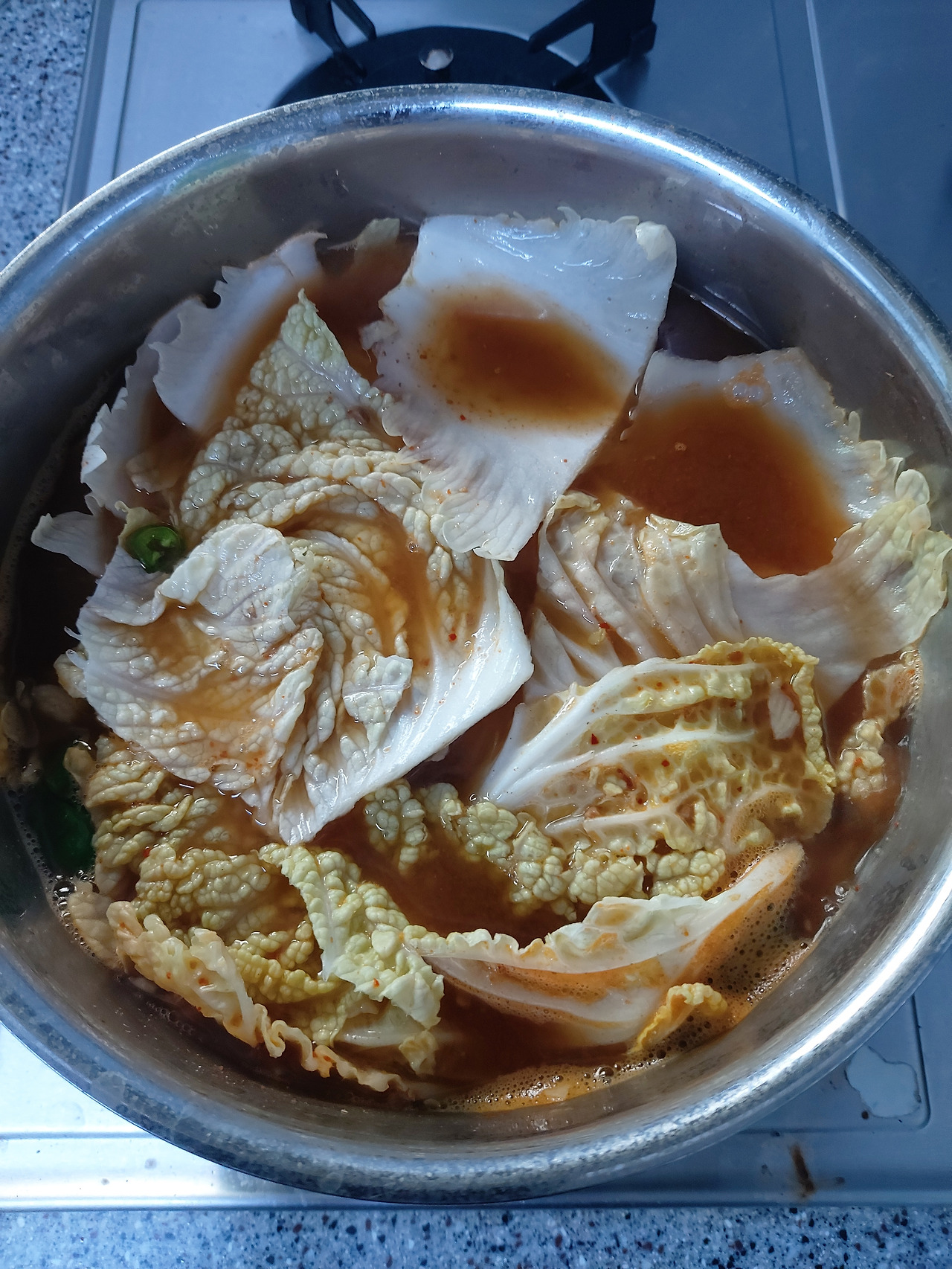 12-6. 배춧속과 청양고추를 넣은 뒤 중불로 계속 끓인다  20240817_175449.jpg