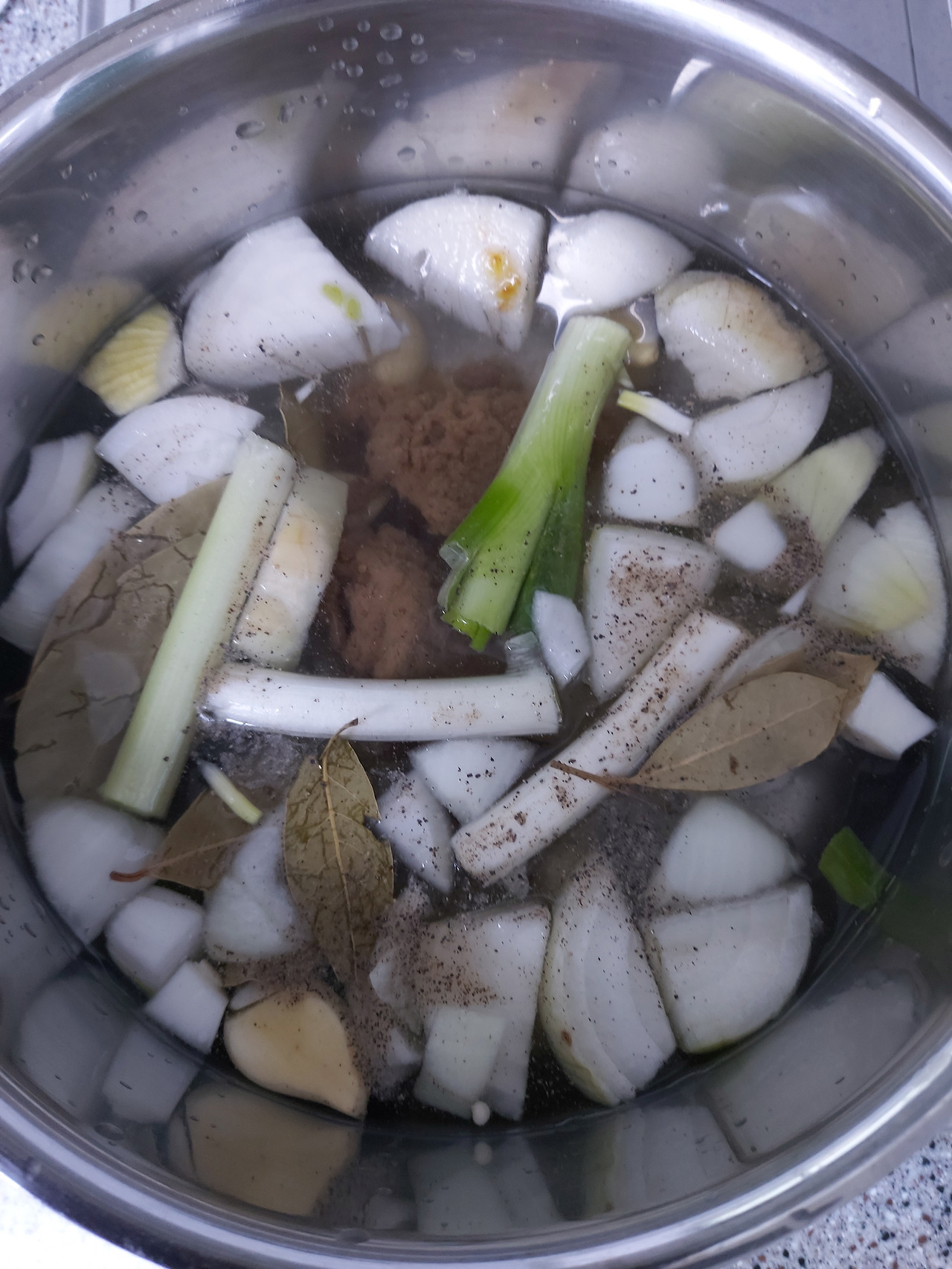 41-2. 물을 붓고 된장 두 큰술과 소주잔 기준으로 소주 두 컵, 맛술 한 큰술, 후추, 소금 한 작은술을 넣는다 ,20241102_173200.jpg