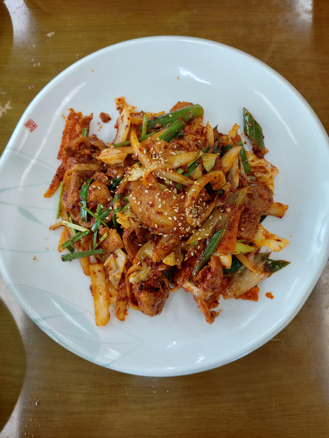 21-9. 고추장과 고춧가루 위주의 양념장으로 돼지고기를 버무린 뒤 숙성시키지 않고 채소와 함께 바로 요리한 제육볶음.20240827_143701.jpg