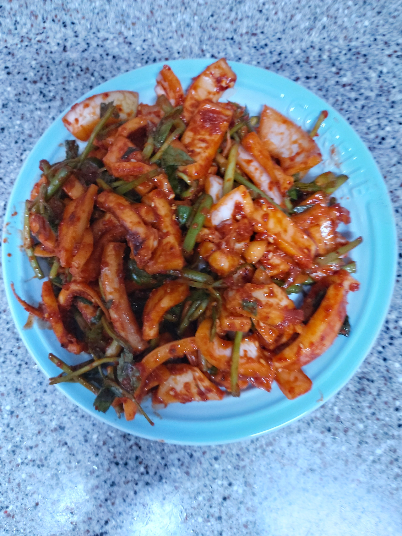 45-8. 완성된 오징어무침. 양념의 자극성을 중화시키는 맑은 콩나물국과 함께 먹으면 속이 편해진다. 20240915_185213.jpg