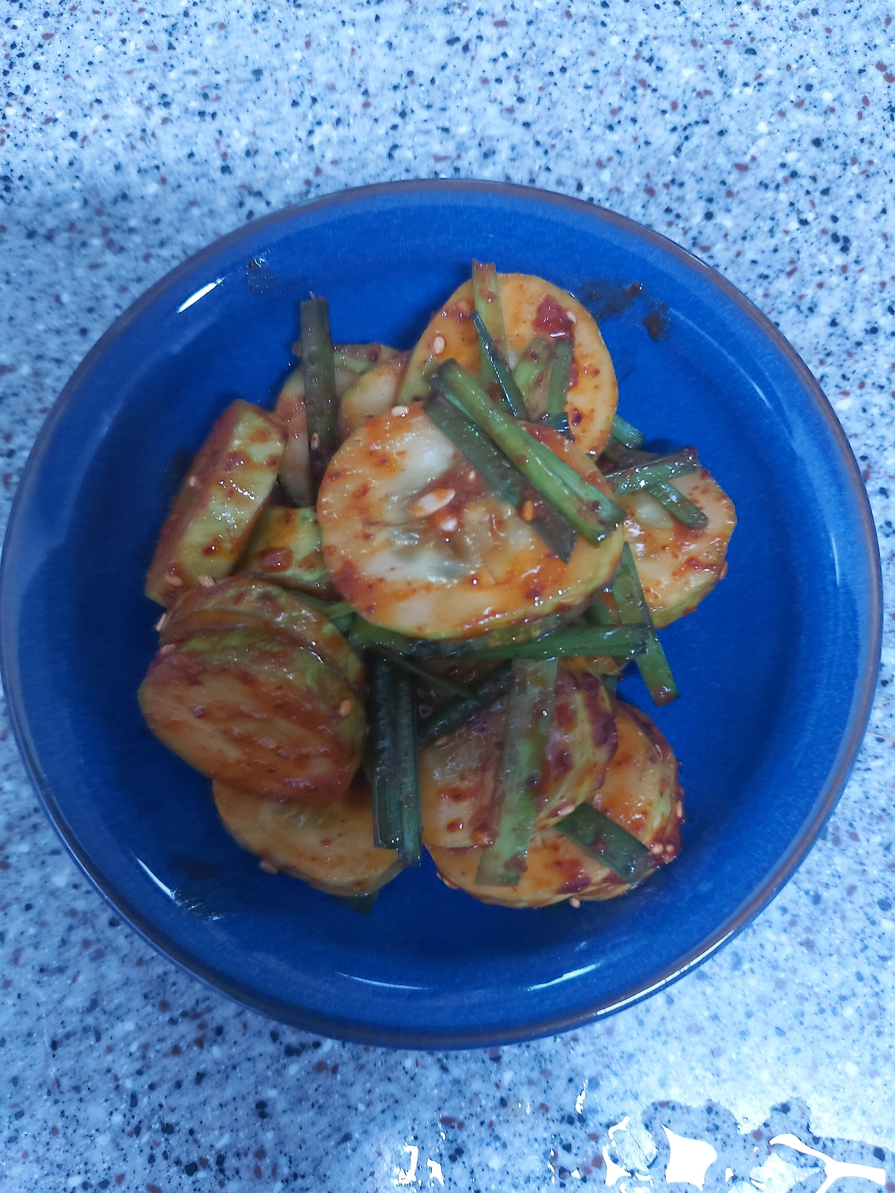 49-4. 아삭한 오이와 톡 쏘는 부추 맛에 매콤한 양념 맛이 어우러진 오이부추무침 20240824_185018.jpg